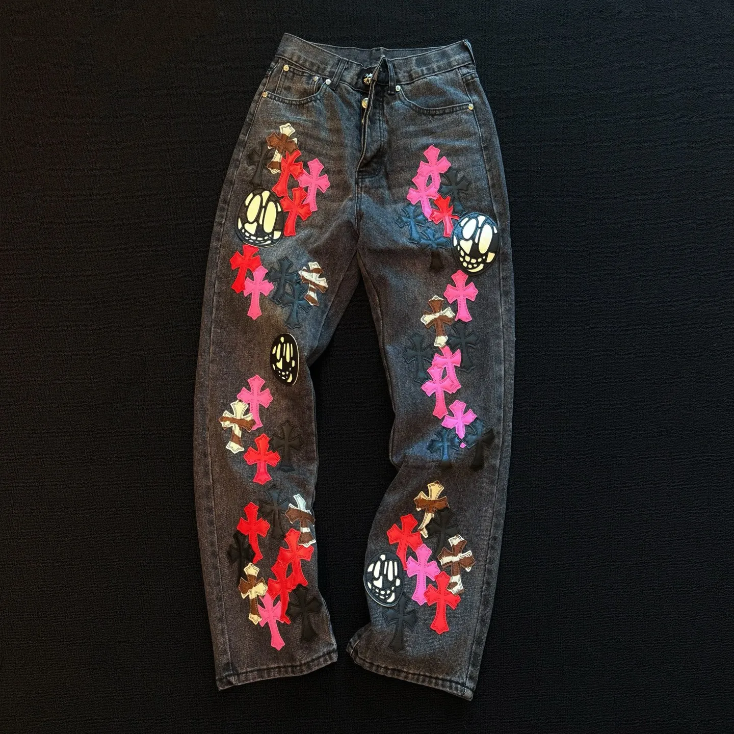 P300 style number: D357 ChromeHearts ChromeHearts multi-color skull contrasting leather patch straight pants ceiling-level jeans, a pair is hard to find at the counter‼ ️About Zangyin✅This is an extremely luxurious fashion brand that can also be called the aristocracy of the high street. It has always been an exclusive brand for some hipsters or rich second generations. The color of this model is already very eye-catching by using a unique washed material. It is decorated with pink patch cross flowers, which cleverly highlights the charm of the brand. Secondly, this model adopts a classic high-waist cut design, which highlights the long legs and fashionable temperament of the upper body. The brand is highly recognizable and the slim-fitting configuration is more suitable for daily wear. The personality will be fashionable and the specifications can be seen at a glance. Materials and technology ✅ Needless to say, this point goes without saying. As an excellent craftsman brand, Zangyin's requirements for details and craftsmanship are really perfect. The washed color of this model has gone through a lot of processes, not to mention the embellishment of the denim appliqués. It is also purely handmade and sewn. Just like what they believe in, only handmade things have soul and have the meaning of wearing. A top-notch heavy-duty fashionable denim item, recommended by both hands‼ ️ Size: 28, 30, 32, 34, 36 (S-XXL) Color: washed gray Size reference: Pants length 100 102 104 106 106 Waist 72 76 80 84 88 Recommended weight S (about 110 pounds) M (about 120 pounds) L (about 140 pounds) XL (about 165) XXL (about 185)